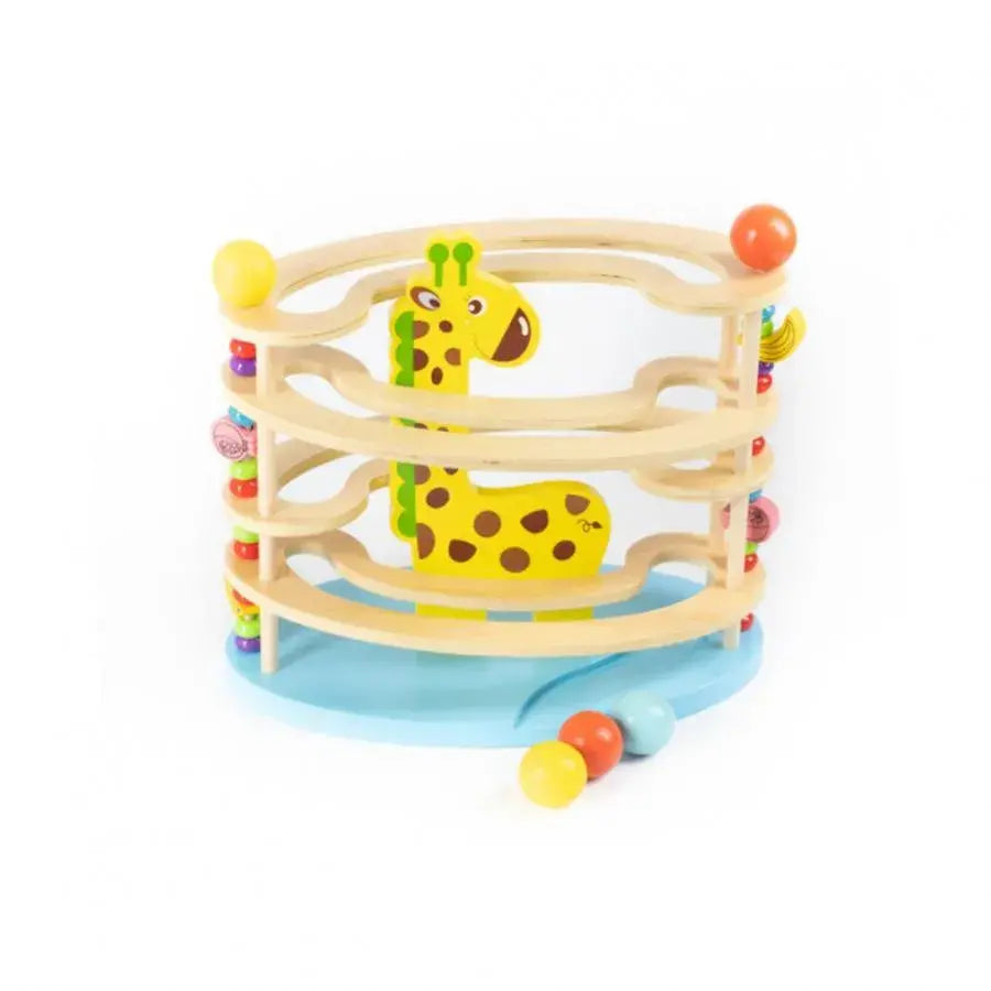 Жираф игра с многоцветни, дървени топки