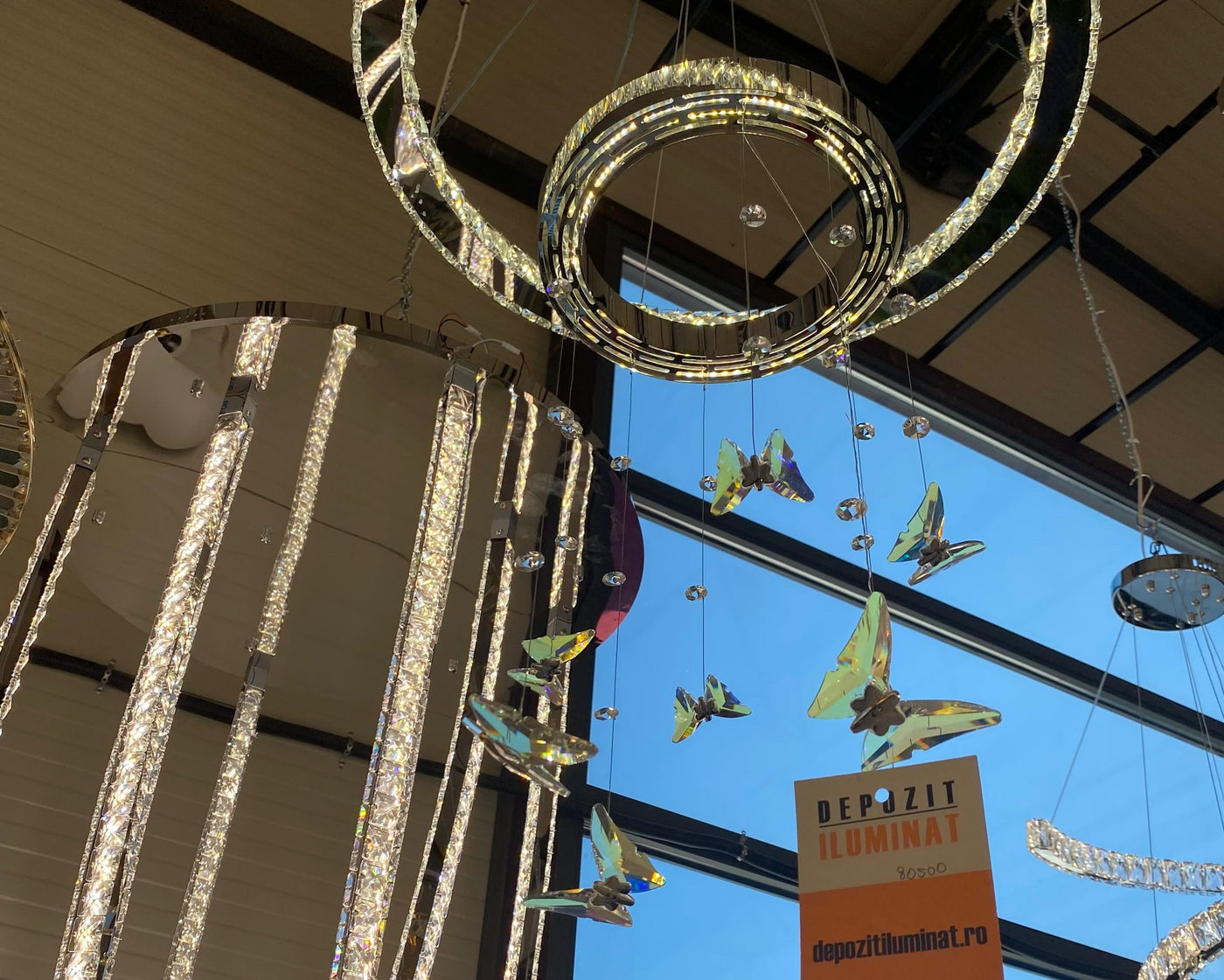 Детайл с LED пръстени и кристални висулки под покривния прозорец